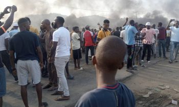 Hundreds of angry protesters block Abuja-Kaduna highway over kidnapping