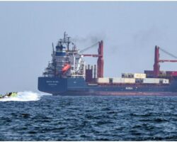 Trump Escalates Threats on Iran as Talks Stall; Tehran Keeps Strait of Hormuz Shut